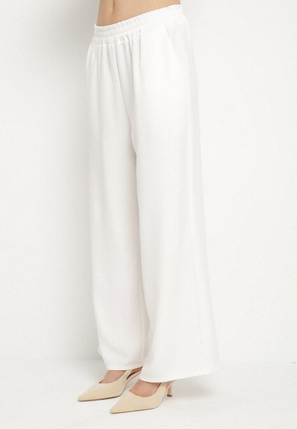 Born2be - Biały Garniturowy Komplet Marynarka z Paskiem i Szerokie Spodnie Milsedi. Kolor: biały