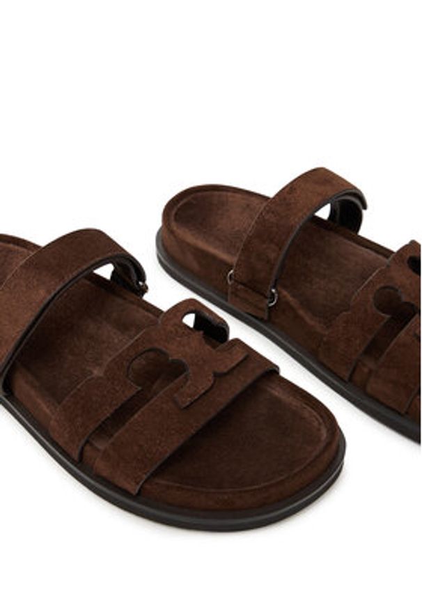Tory Burch Klapki Ines Sport Slide 163481 Brązowy. Kolor: brązowy. Materiał: zamsz, skóra. Styl: sportowy