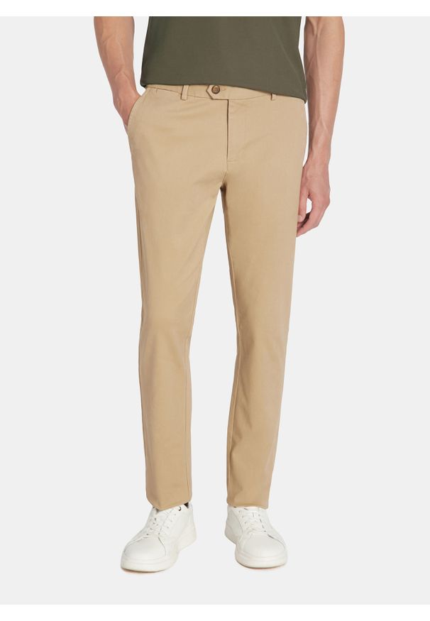 Pako Lorente - PAKO LORENTE - Beżowe spodnie chino z bawełną. Kolor: beżowy. Materiał: bawełna. Wzór: gładki. Sezon: zima, jesień. Styl: klasyczny