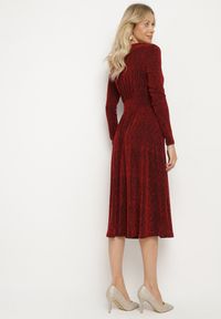 Born2be - Bordowa Taliowana Sukienka z Wiskozą o Rozkloszowanym Kroju Zdobiona Metaliczną Nicią Mesinae. Okazja: na spotkanie biznesowe, do pracy. Typ kołnierza: dekolt w kształcie V. Kolor: czerwony. Materiał: wiskoza. Długość rękawa: długi rękaw. Wzór: aplikacja. Typ sukienki: rozkloszowane. Styl: biznesowy, elegancki, glamour, wizytowy #4