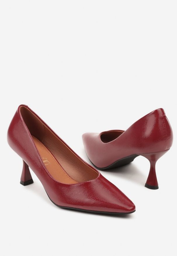 Born2be - Bordowe Klasyczne Czółenka Vices na Klepsydrowym Obcasie ze Skórzaną Wkładką Dodvira. Okazja: na spotkanie biznesowe, do pracy, na ślub cywilny, na wesele, na randkę. Kolor: czerwony. Materiał: skóra. Obcas: na obcasie. Styl: klasyczny. Wysokość obcasa: średni