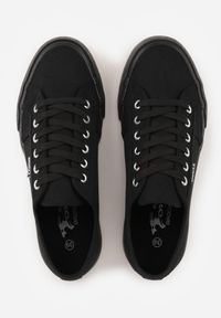 Born2be - Czarne Klasyczne Trampki w Minimalistycznym Stylu Aroadella. Okazja: na co dzień. Kolor: czarny. Materiał: jeans. Styl: klasyczny #6