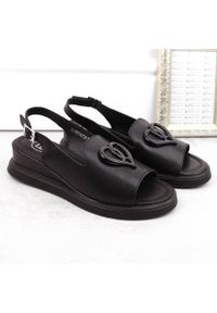 Skórzane sandały damskie na koturnie czarne Filippo DS6069. Kolor: czarny. Materiał: skóra. Obcas: na koturnie #5