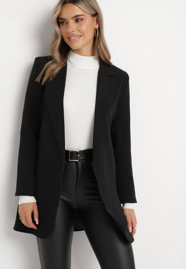 Born2be - Czarna Sukienkowa Marynarka z Paskiem w Talii Saathvika. Okazja: na co dzień. Kolor: czarny. Materiał: materiał. Styl: casual