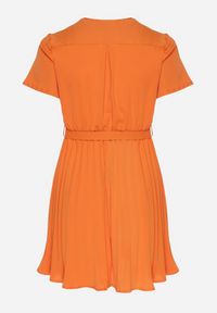 Born2be - Pomarańczowa Sukienka z Kopertowym Dekoltem Wiązanym Paskiem i Gumką w Pasie Vung. Kolor: pomarańczowy. Materiał: materiał. Typ sukienki: kopertowe. Długość: mini #7