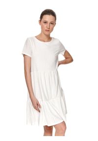 TOP SECRET - Ażurowa sukienka z krótkim rękawem. Kolor: biały. Materiał: tkanina. Długość rękawa: krótki rękaw. Wzór: ażurowy. Sezon: lato. Styl: wakacyjny #4