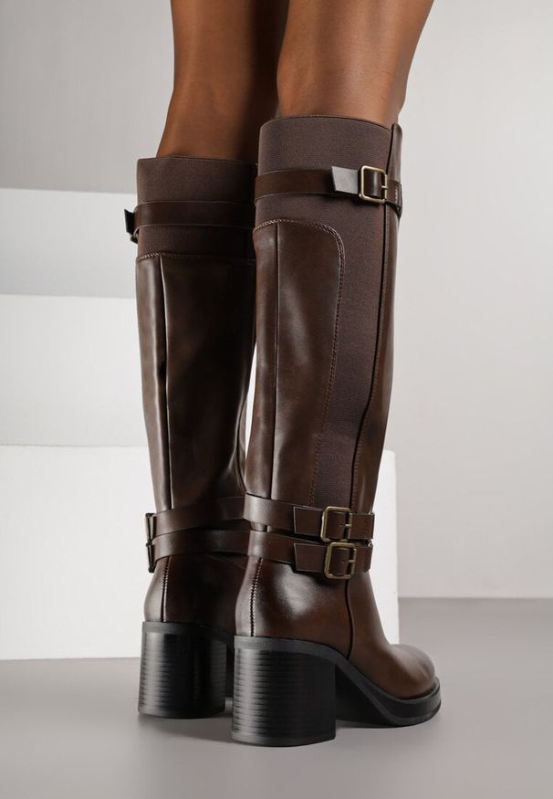 Born2be - Brązowe Kozaki na Słupku Zdobione Paskami z Klamrami i Elastyczną Wstawką Unelisa. Okazja: do pracy, na co dzień, na spotkanie biznesowe. Zapięcie: klamry. Kolor: brązowy. Materiał: jeans. Wzór: aplikacja. Obcas: na słupku. Styl: casual, elegancki, biznesowy. Wysokość obcasa: średni