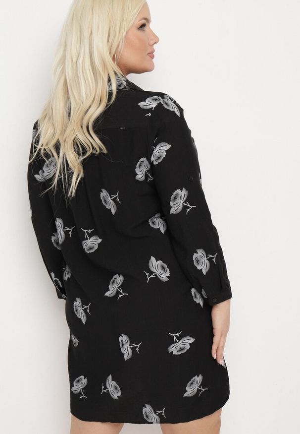 Born2be - Czarna Koszulowa Sukienka z Guzikami i Regulowanymi Rękawami Xatella. Kolekcja: plus size. Kolor: czarny. Wzór: kwiaty. Typ sukienki: koszulowe