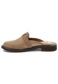 Klapki damskie Armodo, skórzane typu mule z zabudowanym noskiem i ozdobnym paskiem z klamrą osadzone na niskim obcasie, beżowe, 1720. Okazja: na co dzień. Kolor: beżowy. Materiał: skóra. Sezon: wiosna, lato. Obcas: na obcasie. Styl: casual, elegancki, klasyczny. Wysokość obcasa: niski #7