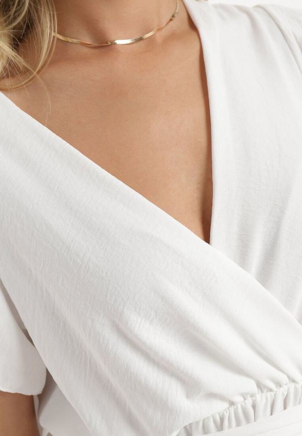 Born2be - Biała Kopertowa Sukienka z Asymetrycznym Dołem Ozdobiona Falbanką z Paskiem w Talii Snidia. Okazja: na co dzień, na spacer. Kolor: biały. Wzór: aplikacja. Sezon: lato. Typ sukienki: asymetryczne, kopertowe. Styl: klasyczny, casual, elegancki