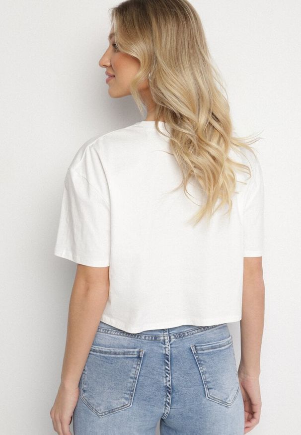 Born2be - Biały Krótki Bawełniany T-shirt z Napisem Sannirra. Okazja: na co dzień. Kolor: biały. Materiał: bawełna. Długość: krótkie. Wzór: napisy. Styl: klasyczny, casual