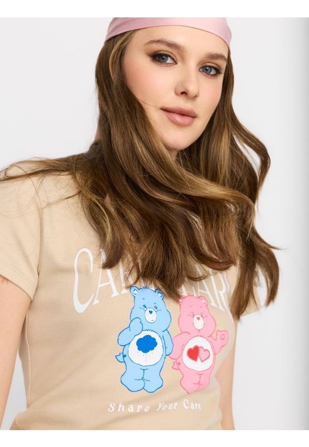 Sinsay - Bawełniana koszulka z krótkim rękawem Care Bears - beżowy. Kolor: beżowy. Materiał: bawełna. Długość rękawa: krótki rękaw. Długość: krótkie