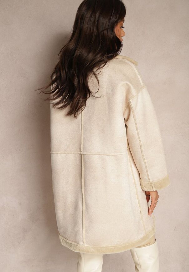 Renee - Beżowy Futerkowy Płaszcz Dwurzędowy z Kieszeniami i Szerokim Kołnierzem Sartelia. Okazja: na co dzień. Kolor: beżowy. Materiał: jeans. Długość rękawa: długi rękaw. Długość: długie. Styl: wizytowy, casual, elegancki