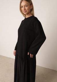 Born2be - Czarna Sukienka z Bawełną o Pudełkowym Kroju Ozdobiona Falbaną Saphiasse. Okazja: na co dzień. Kolor: czarny. Materiał: bawełna. Wzór: aplikacja. Typ sukienki: proste. Styl: casual #7