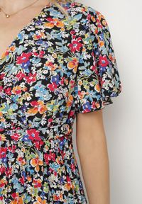 Born2be - Czarna Rozkloszowana Sukienka w Kwiaty z Kopertowym Dekoltem Plisowana Lanasira. Kolor: czarny. Wzór: kwiaty. Typ sukienki: kopertowe #6