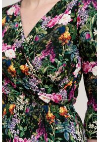 Marie Zélie - Sukienka Rita Olentia zielona. Typ kołnierza: dekolt kopertowy. Kolor: zielony. Materiał: wiskoza, dzianina, materiał, elastan, tkanina. Długość rękawa: krótki rękaw. Wzór: kwiaty. Sezon: jesień. Typ sukienki: proste, kopertowe #5