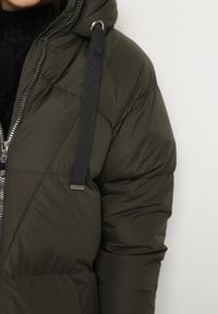 Born2be - Zielona Długa Kurtka Pikowana Płaszcz na Zamek z Kapturem Lesea. Okazja: na co dzień. Typ kołnierza: kaptur. Kolor: zielony. Materiał: dzianina, jeans. Długość: długie. Styl: casual, elegancki #7