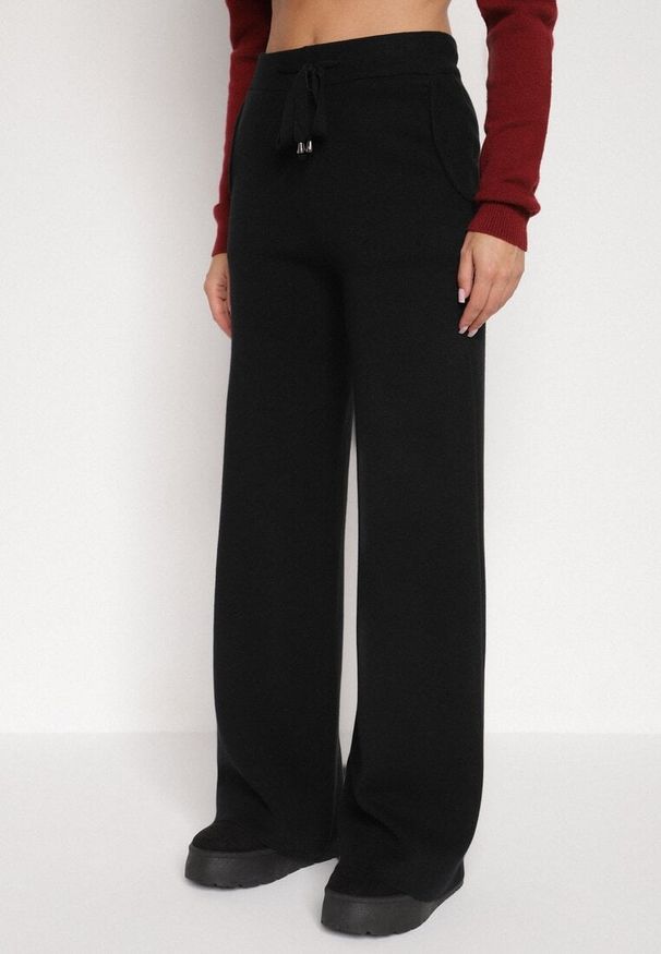 Born2be - Czarne Dzianinowe Spodnie o Szerokim Kroju ze Sznurkami Melatusa. Okazja: na co dzień. Stan: podwyższony. Kolor: czarny. Materiał: dzianina. Styl: klasyczny, casual, elegancki