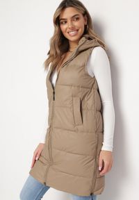 Born2be - Ciemnobeżowa Pikowana Kamizelka z Kapturem i Obustronnym Suwakiem Trilasa. Typ kołnierza: kaptur. Kolor: beżowy. Styl: elegancki #5