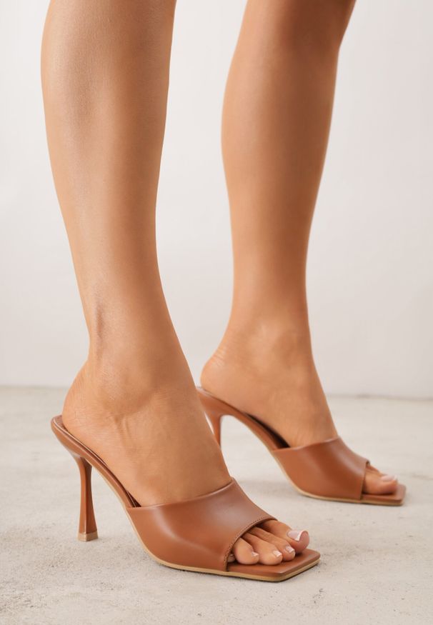 Born2be - Jasnobrązowe Klapki na Szpilce z Otwartym Kwadratowym Noskiem Avalessa. Okazja: na co dzień, na ślub cywilny, na wesele. Nosek buta: otwarty. Kolor: brązowy. Materiał: jeans. Obcas: na szpilce. Styl: casual, elegancki, wizytowy