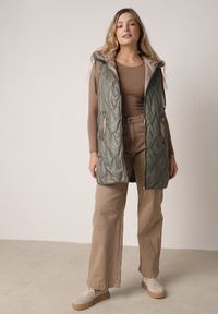 Born2be - Zielona Pikowana Kamizelka o Długim Kroju z Nieodpinanym Kapturem w Romby Dephice. Okazja: na co dzień. Typ kołnierza: kaptur. Kolor: zielony. Materiał: materiał, jeans. Długość: długie. Styl: elegancki, casual #5