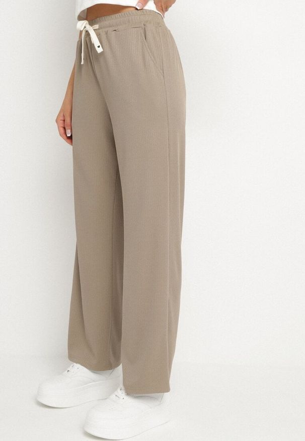 Born2be - Ciemnobeżowe Spodnie Dresowe z Gumką w Pasie i Szeroką Nogawką Mironia. Okazja: na co dzień. Kolor: beżowy. Materiał: dresówka. Styl: elegancki, casual