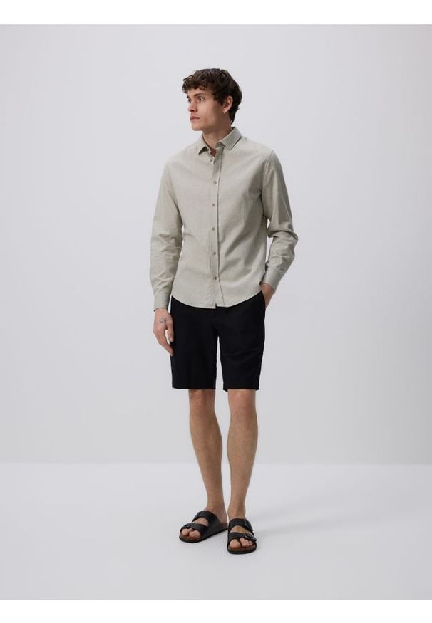 Reserved - Szorty chino regular - czarny. Kolor: czarny. Materiał: len, bawełna