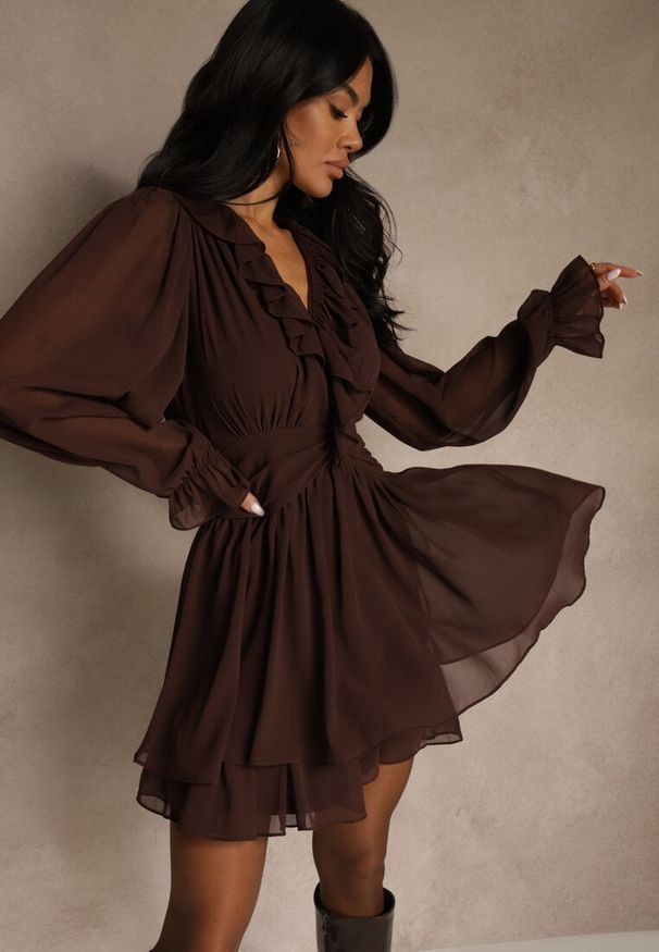 Renee - Ciemnobrązowa Siateczkowa Sukienka o Rozkloszowanym Fasonie z Falbankami Zenniria. Okazja: na ślub cywilny, na co dzień, na imprezę, na wesele. Typ kołnierza: kołnierz z falbankami. Kolor: brązowy. Materiał: poliester. Styl: casual