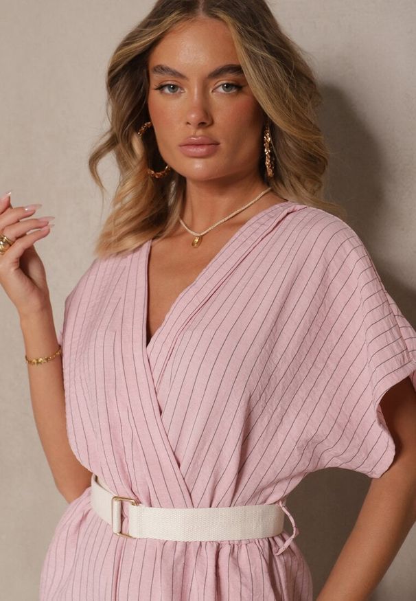 Renee - Różowy Kopertowy Kombinezon z Nietoperzowymi Rękawami i Paskiem Tollamira. Okazja: na co dzień. Kolor: różowy. Styl: elegancki, casual