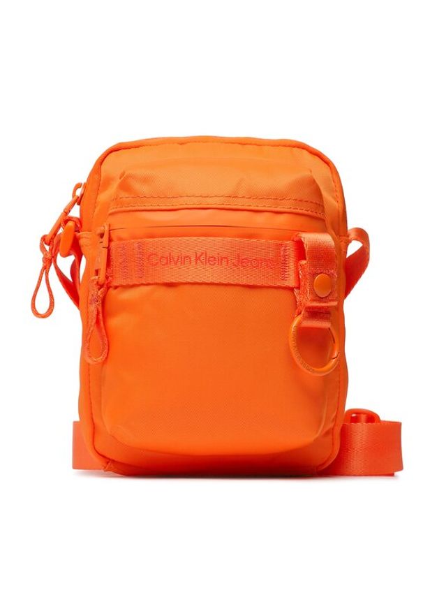 Calvin Klein Jeans Saszetka Ultralight Reporter 18 Nylon K50K509817 Pomarańczowy. Kolor: pomarańczowy. Materiał: materiał