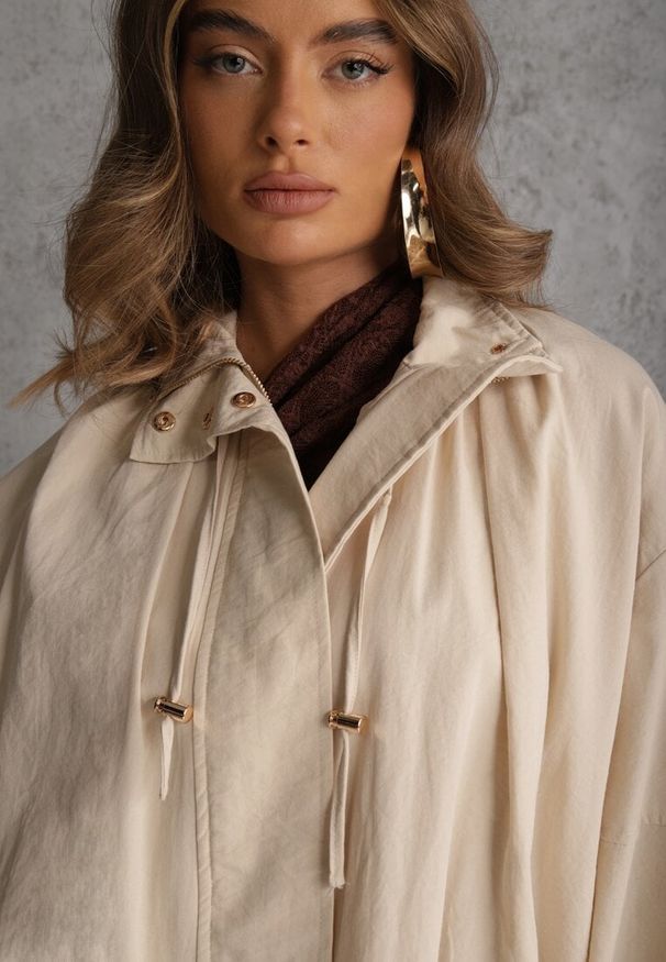 Renee - Beżowa Oversizowa Kurtka Przejściowa o Kroju Bombki z Bawełny i Wiskozy Birana. Okazja: na co dzień. Typ kołnierza: kaptur. Kolor: beżowy. Materiał: wiskoza, bawełna. Styl: casual