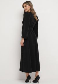 Born2be - Czarna Rozkloszowana Sukienka Maxi z Kopertowym Dekoltem i Paskiem Zeina. Kolor: czarny. Typ sukienki: kopertowe. Styl: klasyczny. Długość: maxi #6