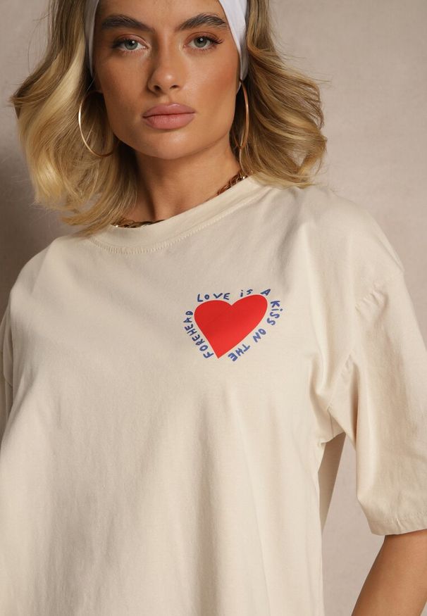 Renee - Beżowy T-shirt z Bawełny Ozdobiony Sercem Ranira. Okazja: na co dzień. Kolor: beżowy. Materiał: bawełna. Wzór: aplikacja. Styl: casual