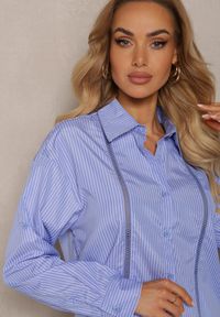 Renee - Jasnoniebieska Koszula z Bawełny w Drobne Paski z Ozdobną Taśmą Ażurową Elvora. Kolor: niebieski. Materiał: bawełna. Wzór: ażurowy, paski. Styl: elegancki