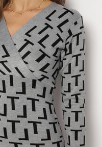 Born2be - Szara Dzianinowa Sukienka Kopertowa w Geometryczny Wzór Lillne. Typ kołnierza: dekolt w serek. Kolor: szary. Materiał: dzianina. Długość rękawa: długi rękaw. Wzór: geometria. Typ sukienki: kopertowe. Styl: klasyczny #5