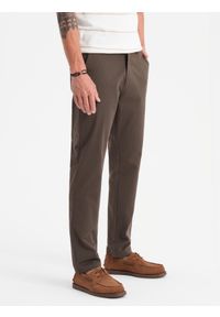 Ombre Clothing - Spodnie męskie chino REGULAR FIT z delikatną strukturą – brązowe V3 - Rozmiar: M. Okazja: na co dzień. Kolor: brązowy. Materiał: tkanina, elastan, bawełna. Styl: klasyczny, casual #8