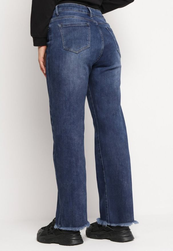 Born2be - Granatowe Jeansy z Szerokimi Nogawkami Postrzępionymi na Krawędzi Amallita. Okazja: na co dzień. Kolor: niebieski. Styl: casual, elegancki