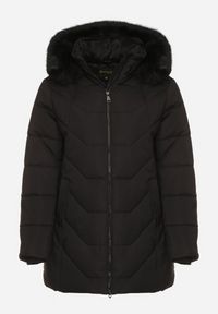 Born2be - Czarna Pikowana Kurtka Zimowa z Kapturem i Futrem z Możliwością Odpięcia Fedrika. Okazja: na co dzień. Typ kołnierza: kaptur. Kolekcja: plus size. Kolor: czarny. Materiał: futro. Sezon: zima. Styl: casual #3