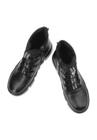 Czarne Botki Filippo Modne Obuwie Damskie. Okazja: na co dzień. Zapięcie: sznurówki. Kolor: czarny. Materiał: guma, skóra. Wzór: nadruk. Styl: casual, elegancki #7