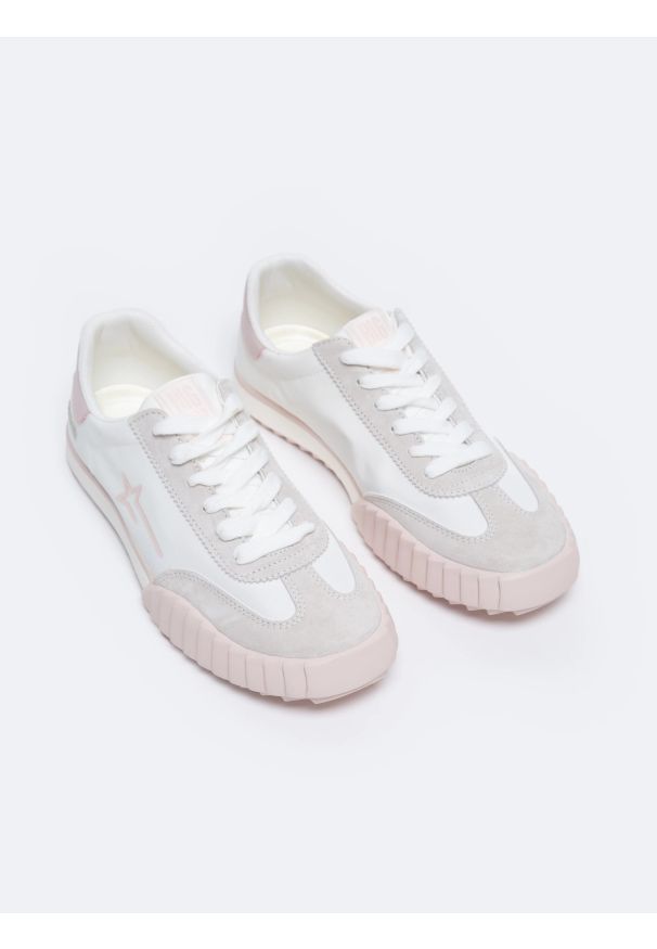 Big-Star - Sneakersy damskie ze skóry ekologicznej z różowymi wstawkami NN274868 101. Okazja: na co dzień, na spacer. Zapięcie: sznurówki. Kolor: biały. Materiał: skóra ekologiczna. Szerokość cholewki: normalna. Sport: turystyka piesza, fitness