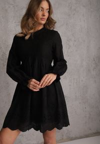 Renee - Czarna Rustykalna Sukienka z Bawełną Zdobiona Haftem i Ażurowymi Wycięciami Winlith. Okazja: na co dzień. Kolor: czarny. Materiał: bawełna. Wzór: ażurowy, haft, aplikacja. Styl: casual, klasyczny #3