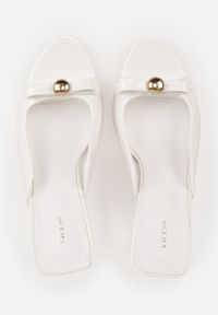 Born2be - Białe Lakierowane Klapki VICES na Szpilce z Wyciętą Cholewką i Kokardą Vilinelin. Okazja: na wesele, na co dzień, na ślub cywilny. Kolor: biały. Materiał: lakier. Obcas: na szpilce. Styl: wizytowy, casual, klasyczny, elegancki #6