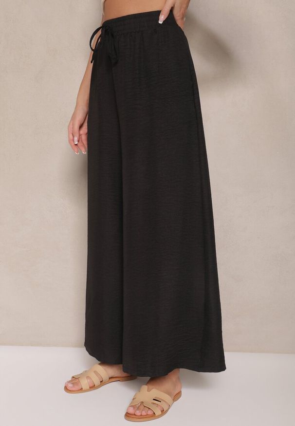 Renee - Czarne Szerokie Spodnie High Waist Ozdobione Wiązaniem Telonia. Okazja: na co dzień. Stan: podwyższony. Kolor: czarny. Wzór: aplikacja. Styl: casual, elegancki