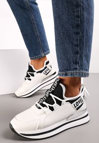 Renee - Białe Sneakersy na Platformie z Metaliczną Wstawką Constony. Kolor: biały. Obcas: na platformie #4
