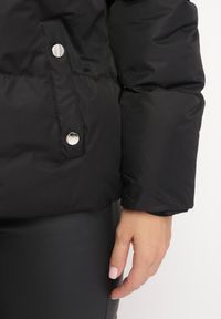 Born2be - Czarna Kurtka Pikowana ze Stójką Astasia. Typ kołnierza: kołnierzyk stójkowy. Kolor: czarny. Wzór: jednolity. Sezon: zima, jesień. Styl: elegancki #7