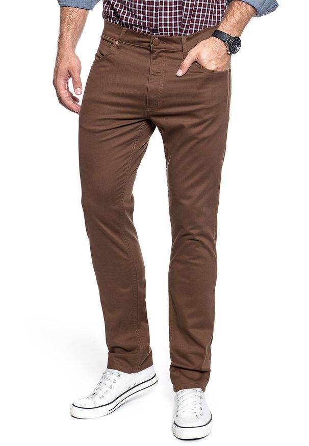 Wrangler - WRANGLER SPODNIE MĘSKIE GREENSBORO BISON W15QT228E 112127074. Materiał: materiał