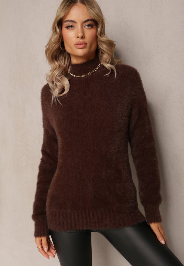 Renee - Brązowy Dzianinowy Sweter z Dłuższym Włosiem i Półgolfem Christiam. Kolor: brązowy. Materiał: dzianina. Długość rękawa: długi rękaw. Długość: długie. Wzór: aplikacja. Styl: elegancki