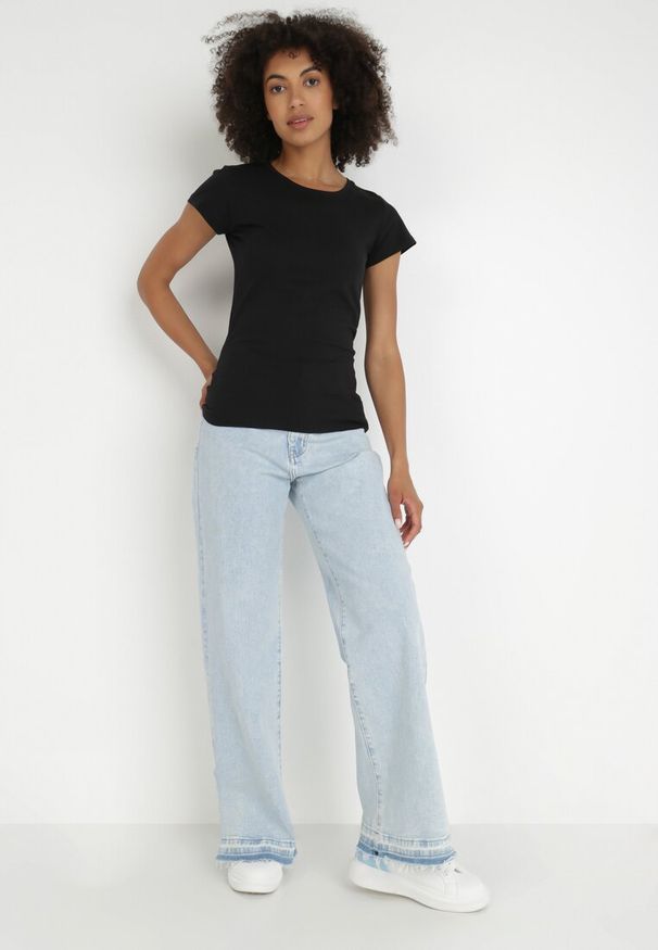 Born2be - Czarny T-shirt Gathanthei. Okazja: na co dzień, do domu. Kolor: czarny. Materiał: dresówka, jeans, bawełna, dzianina. Długość rękawa: krótki rękaw. Długość: krótkie. Wzór: gładki. Styl: sportowy, klasyczny, casual