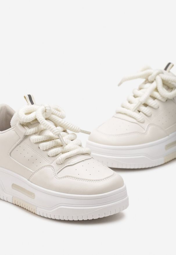 Born2be - Beżowe Sneakersy na Grubej Podeszwie z Perforacją z Gumową Odczepianą Ozdobą Faer. Kolor: beżowy. Materiał: guma. Wzór: aplikacja