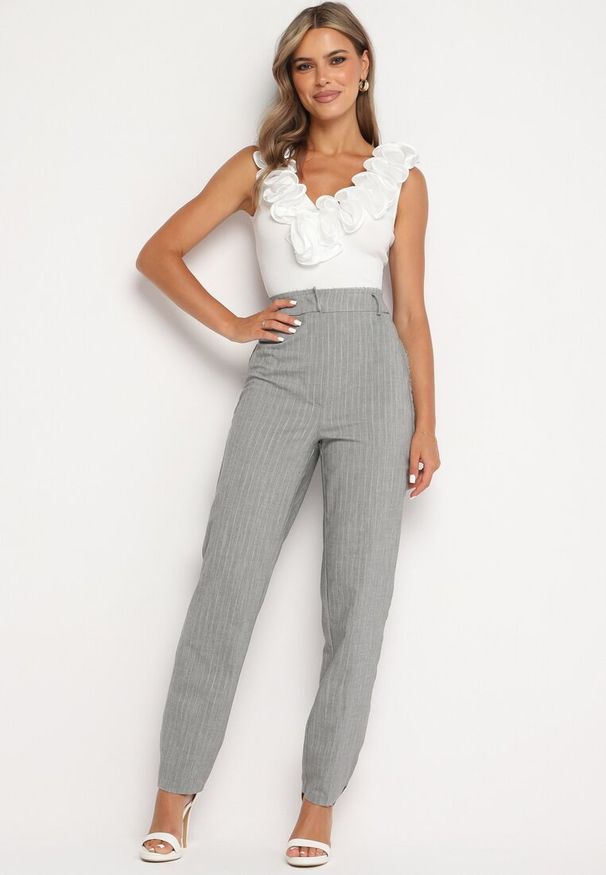 Born2be - Szare Spodnie Garniturowe z Wysokim Stanem Olvia. Okazja: do pracy, na spotkanie biznesowe. Stan: podwyższony. Kolor: szary. Długość: długie. Styl: biznesowy